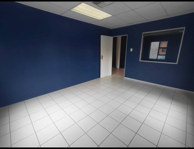 111M² OFFICE TO LET IN FOURWAYS